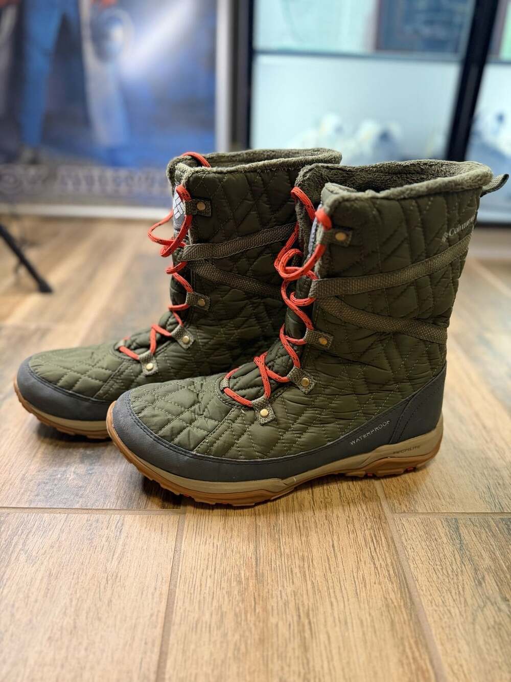 Columbia Clayton Cliffs Mid Omni-Heat Olive Quilted Winter Boots Womens size 9